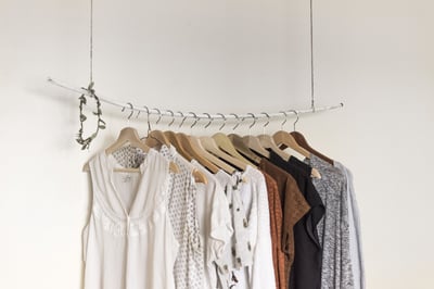 Wie organisiere ich meinen Kleiderschrank effizient?